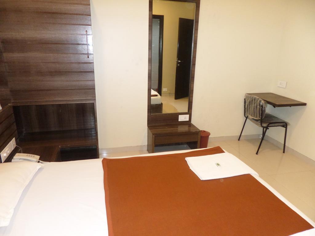Sai Heera Residency Hotel Sirdi Szoba fotó