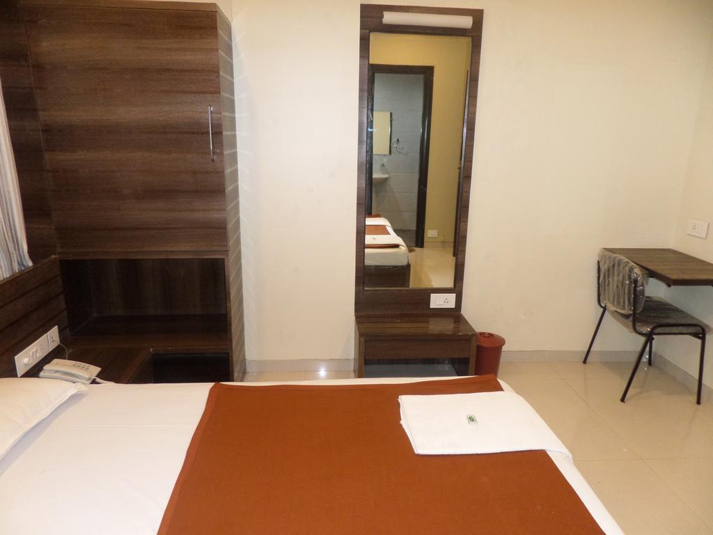 Sai Heera Residency Hotel Sirdi Kültér fotó